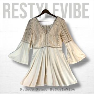 BEYOND THE RADAR Women’s Size M Dress Mini Length Trumpet Sleeve Lace V-Neck NWT